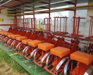 12 ROW PLANTER WITH FLAT TO FLOOR LOW LOADER TRAILER