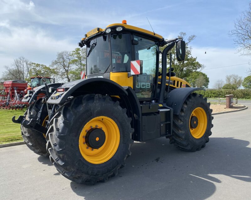 JCB FASTRAC 4220 TRACTOR FOR HIRE