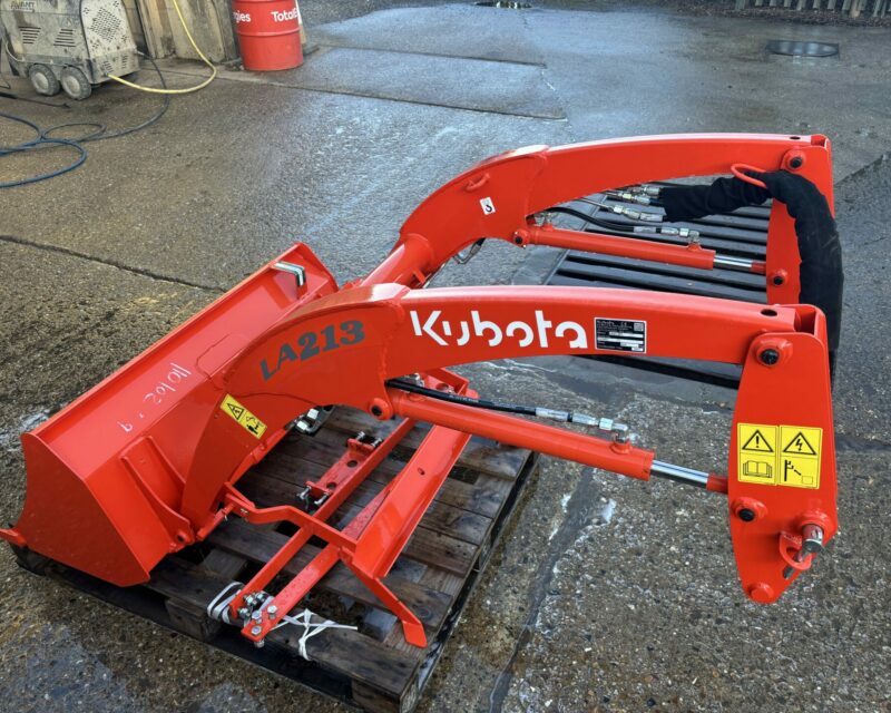 KUBOTA LA213 LOADER