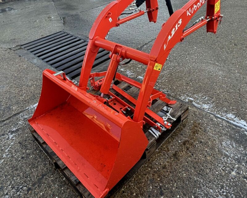 KUBOTA LA213 LOADER