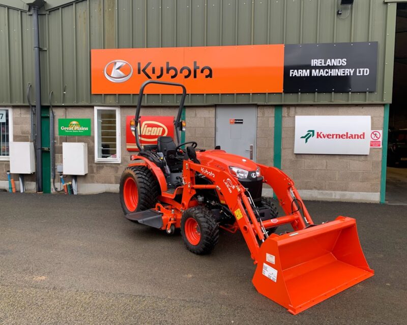 KUBOTA LX-351 COMPACT TRACTOR WITH LOADER AND DECK