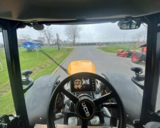 JCB FASTRAC 4220 TRACTOR FOR HIRE