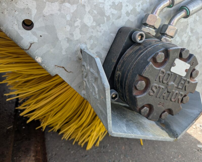SUTON BUCKET BRUSH