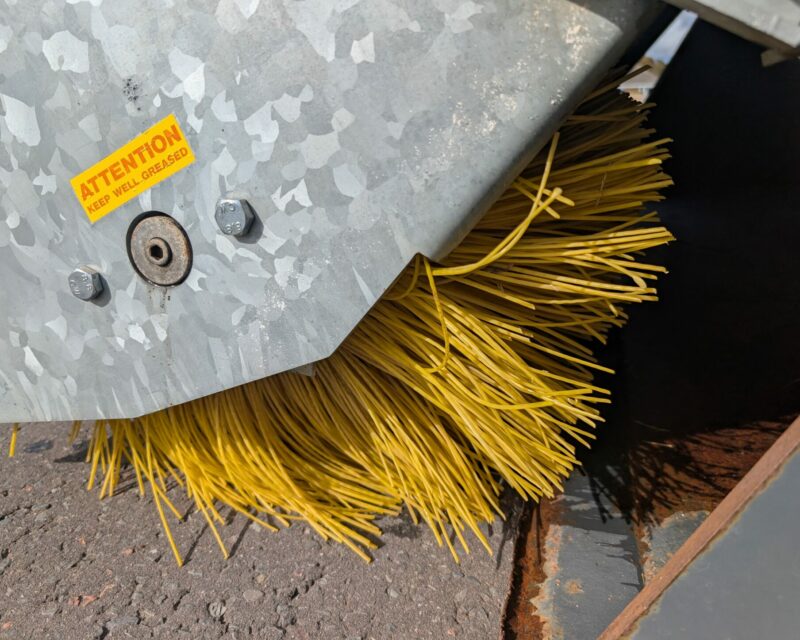 SUTON BUCKET BRUSH