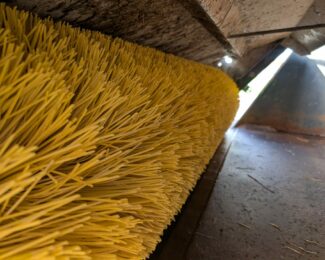 SUTON BUCKET BRUSH